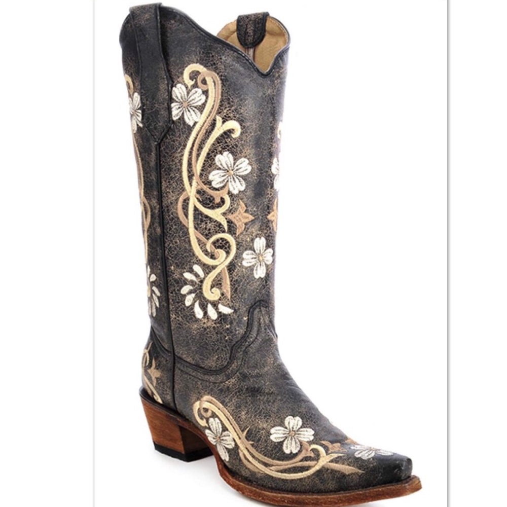 CORRAL Women’s Circle embroidered boots- w/box